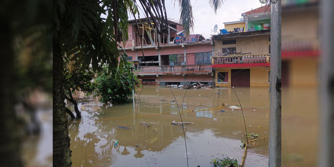 La crecida del río Tipuani destruye el puente colgante e inunda viviendas