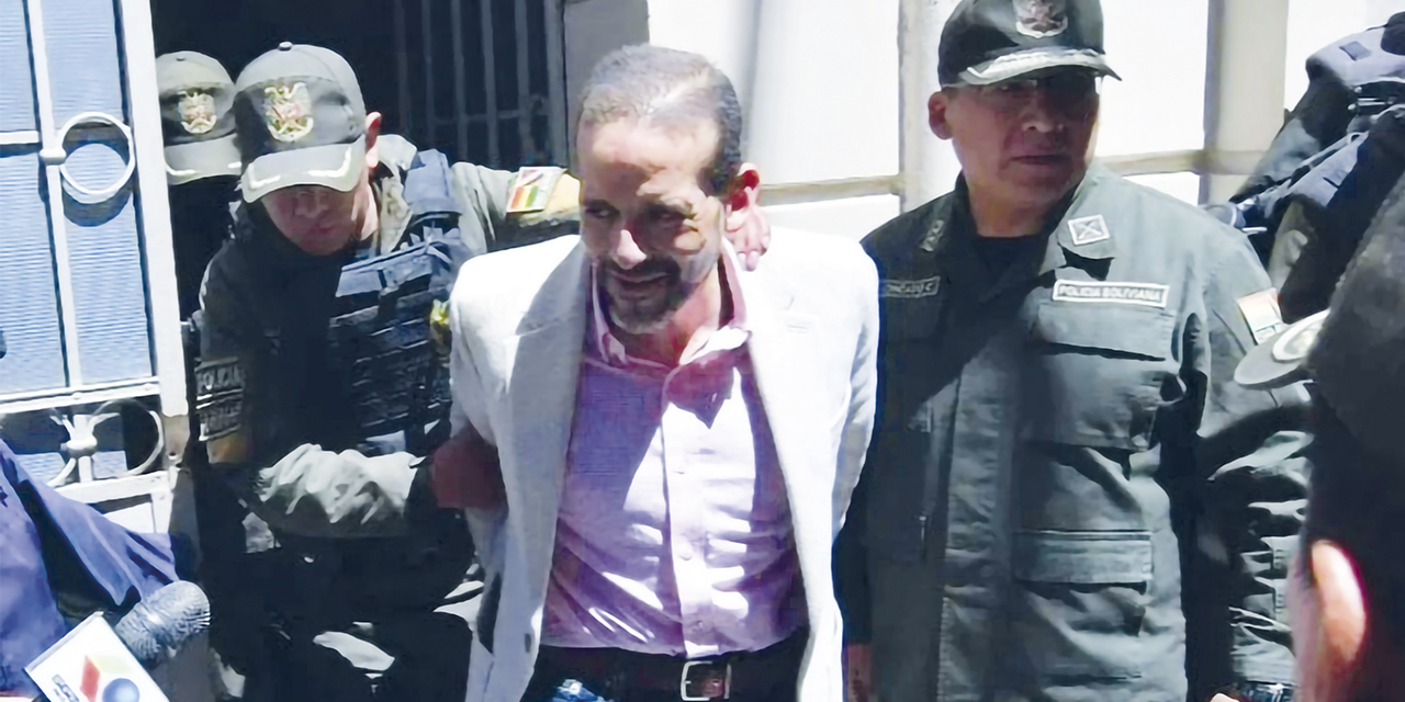 Luis Fernando Camacho luego de asistir a una audiencia en el Tribunal de Justicia de La Paz.