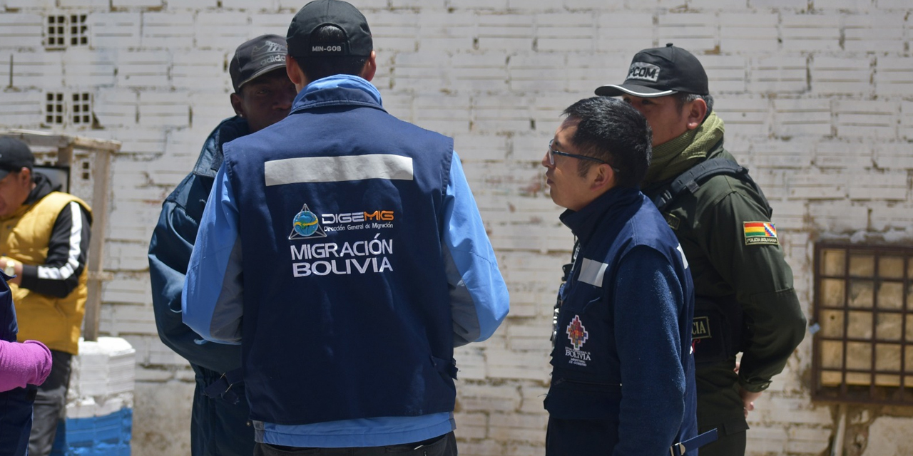 Funcionarios de Migración en uno de los varios operativos. Foto: Digemig
