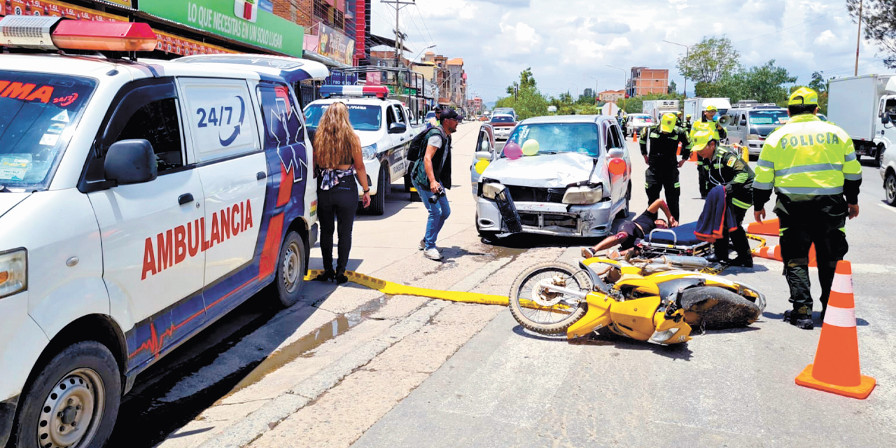 Un accidente de tránsito en una calle de la ciudad de Cochabamba.