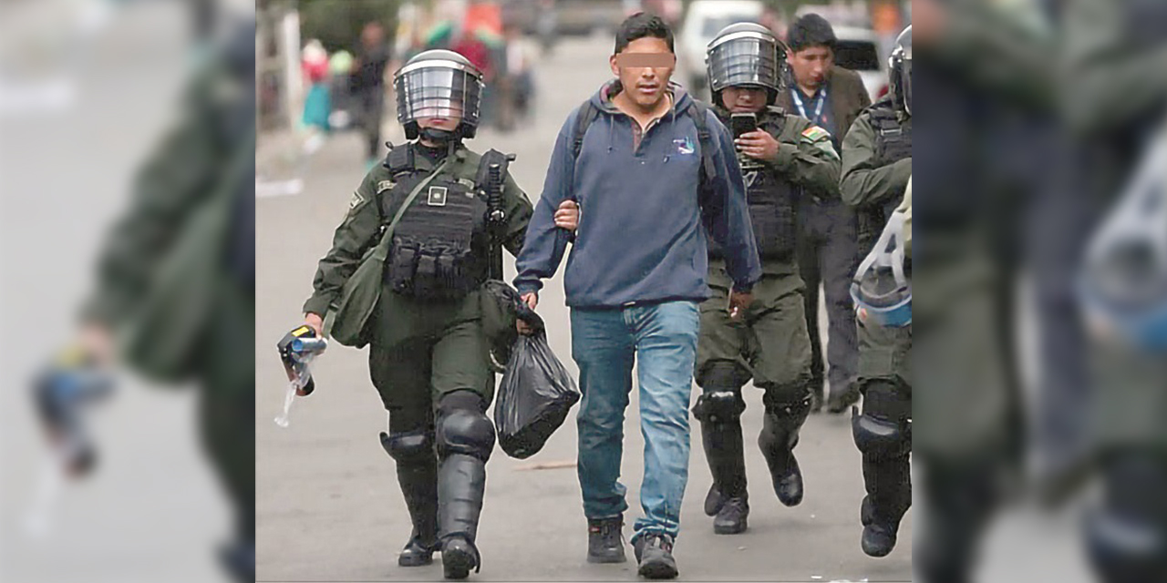 Uno de los aprehendidos por la Policía en la movilización de ayer.