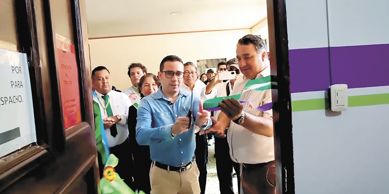 El fiscal departamental de Santa Cruz, Alberto Zeballos Flores, encabezó el acto de inauguración del nuevo Asiento Fiscal en Roboré.
