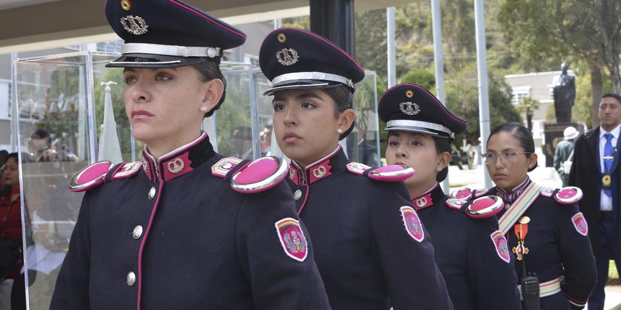 Damas cadetes del Colegio Militar (Colmil) de la zona de Irpavi, en La Paz.