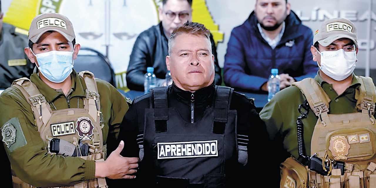 El excomandante del Ejército, Juan José Zúñiga, es presentado a los medios de comunicación.