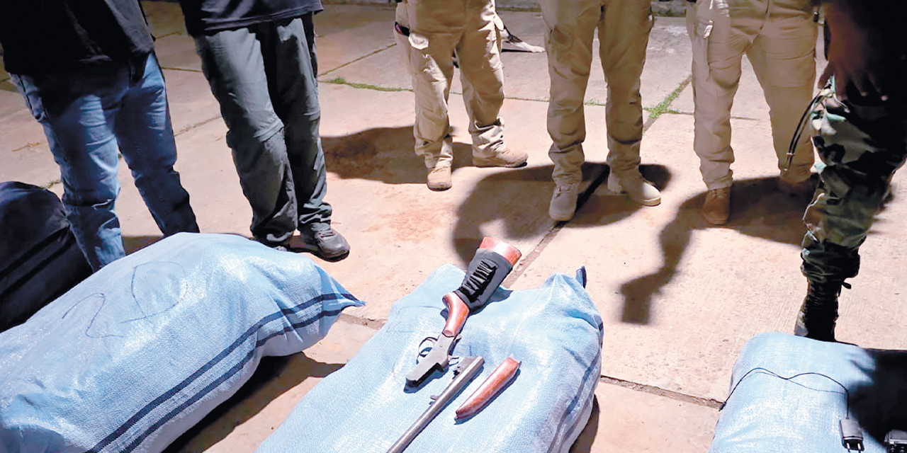 La sustancia controlada fue encontrada en el interior de dos vehículos.