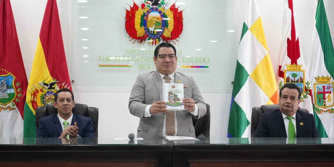 Fiscal General del Estado, Roger Mariaca, realizó la presentación del "Compendio Normativo 2025" del Ministerio Público.