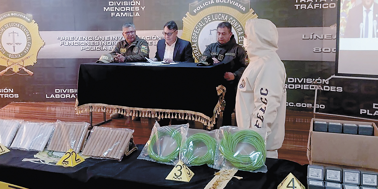 El viceministro de Régimen Interior, Jhonny Aguilera, presenta lo secuestrado con destino a los marchistas.