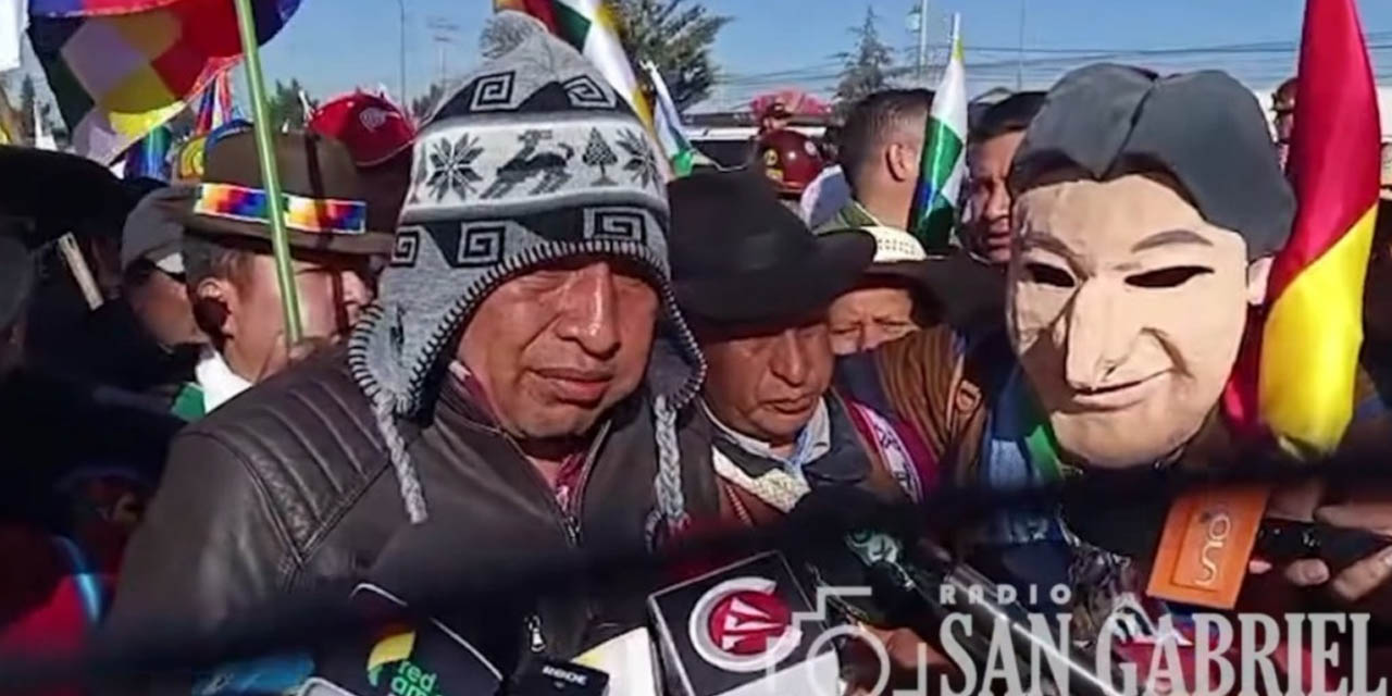 Ponciano Santos aparece en marcha evista y desafía a la Policía a aprehenderlo