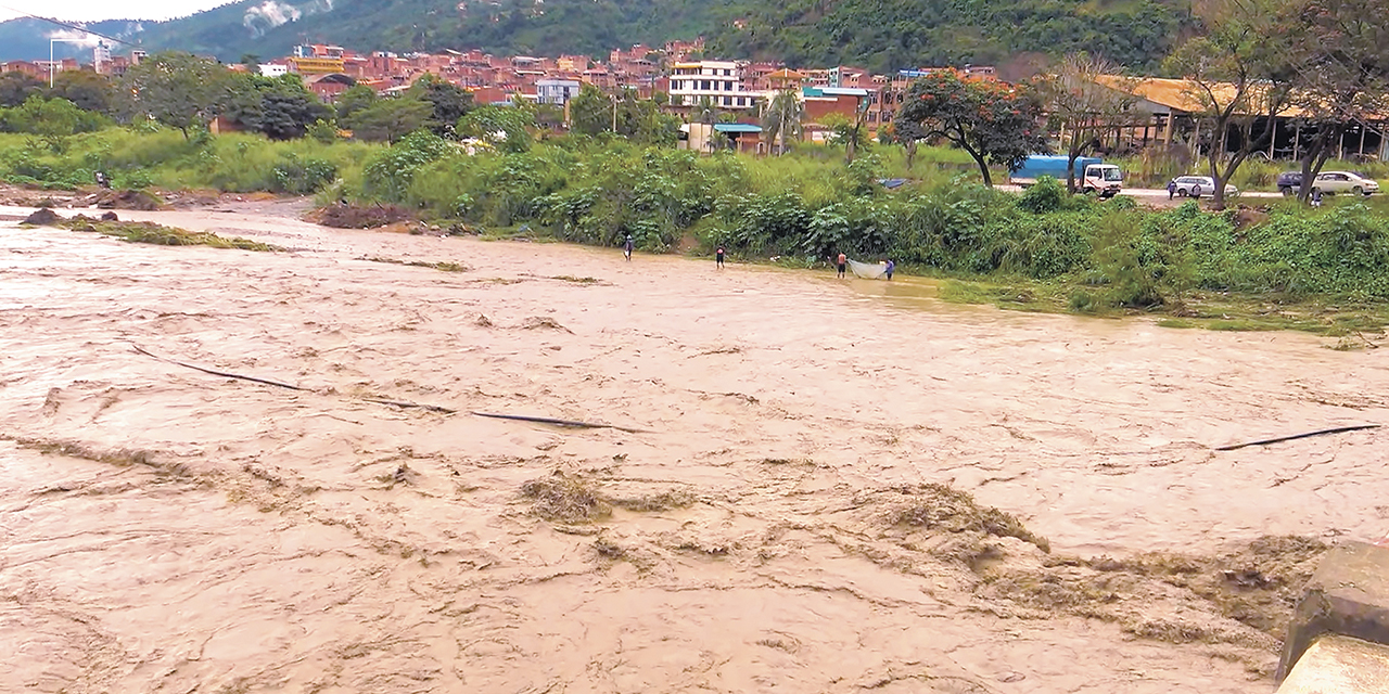 Desborde del río Yara, el sábado en Caranavi.