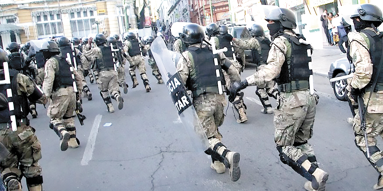 Efectivos militares durante el fallido golpe de Estado del 26 de junio.