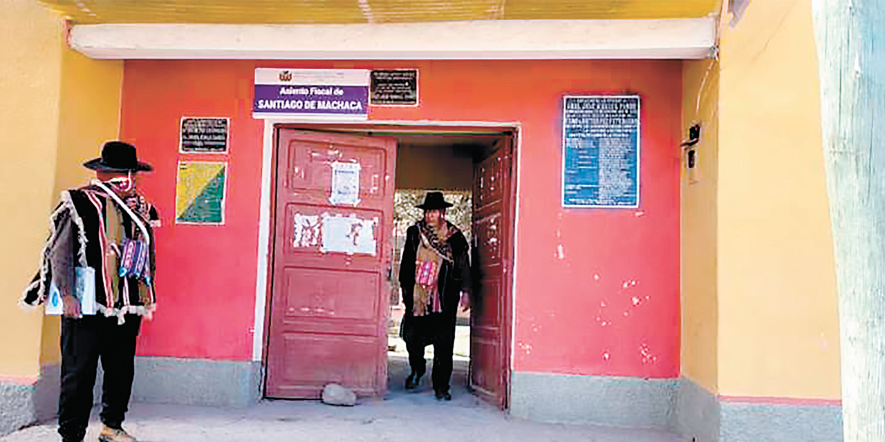 Comunarios de Santiago de Machaca.