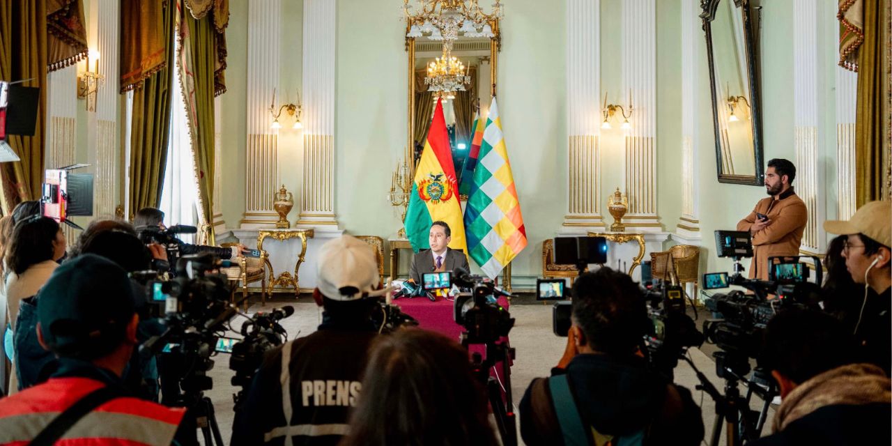 El viceministro de Gestión Consular e Institucional, Fernando Pérez, en conferencia de prensa.