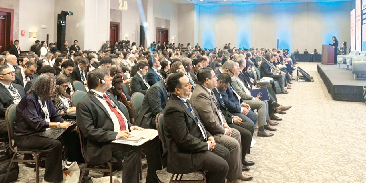El fiscal general del Estado, Roger Mariaca, en el encuentro desarrollado en Perú.