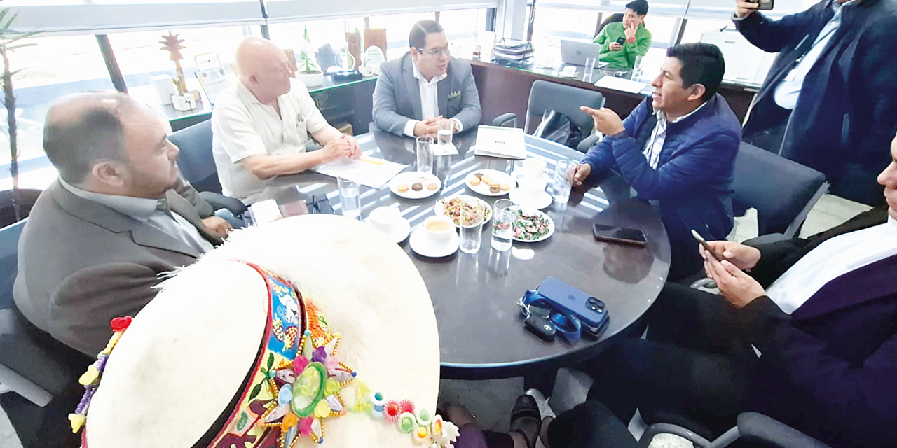 El fiscal general del Estado, Roger Mariaca, en reunión con el TSE.