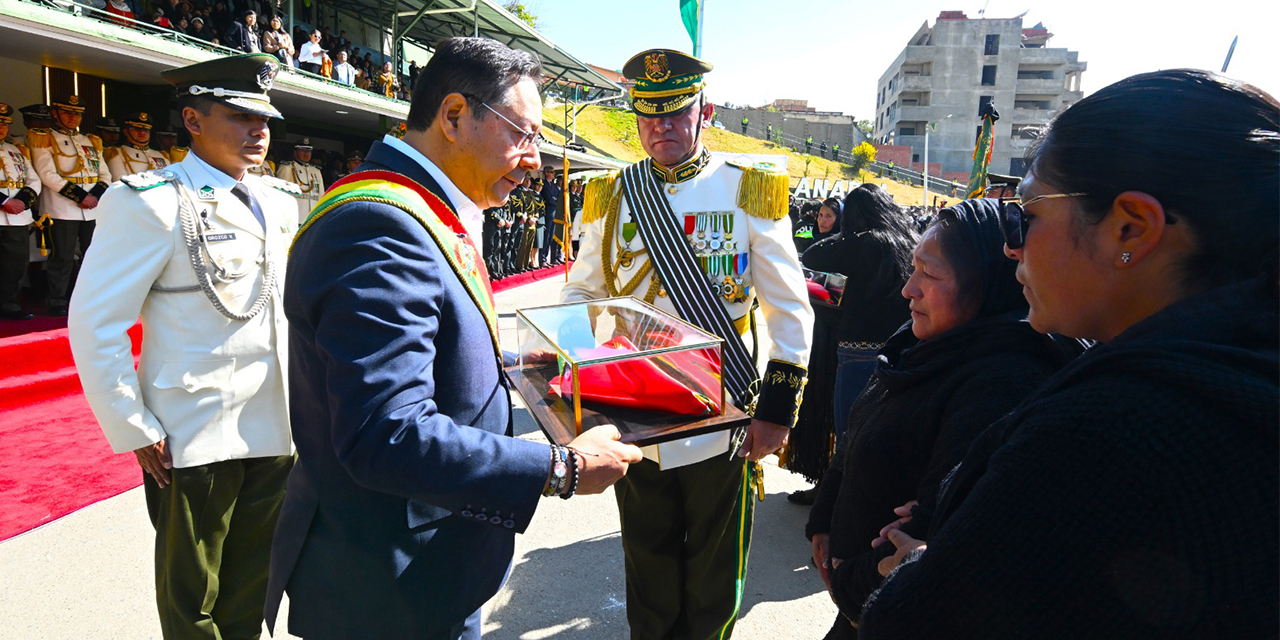 Arce y la Policía Boliviana rinden homenaje a efectivos fallecidos en bloqueos evistas