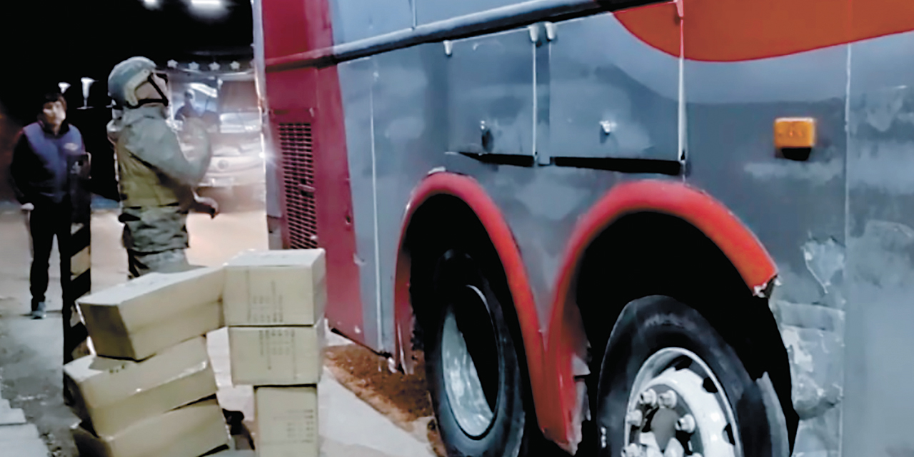 Los efectivos intervinieron dos buses que transportaban mercadería de contrabando.