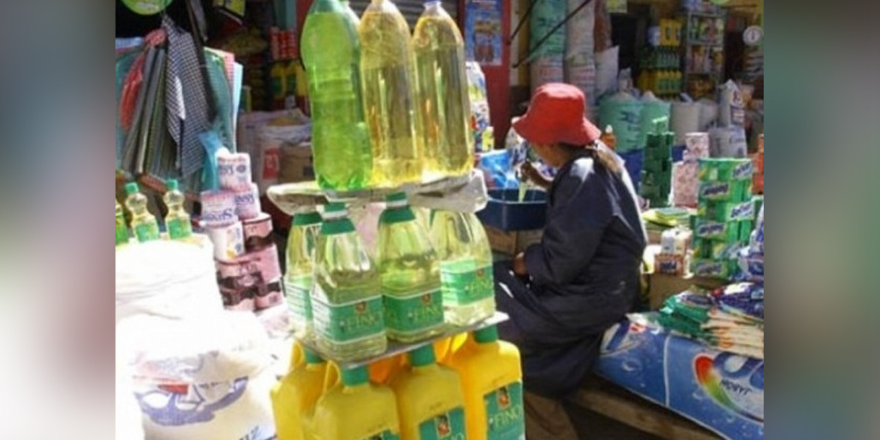 Venta de aceites en mercados de La Paz.