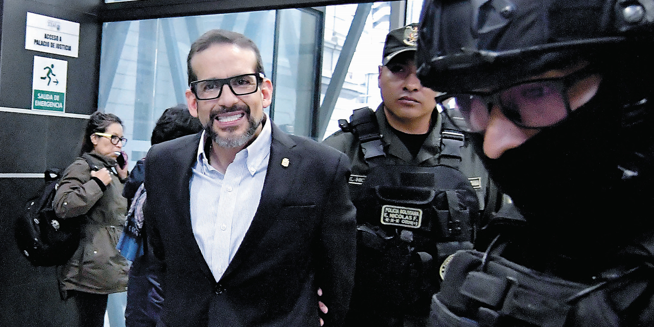 Luis Fernando Camacho llega a uno de sus juicios.
