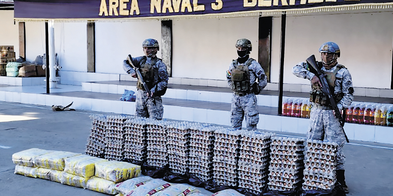 Armada Boliviana con la mercadería de contrabando.