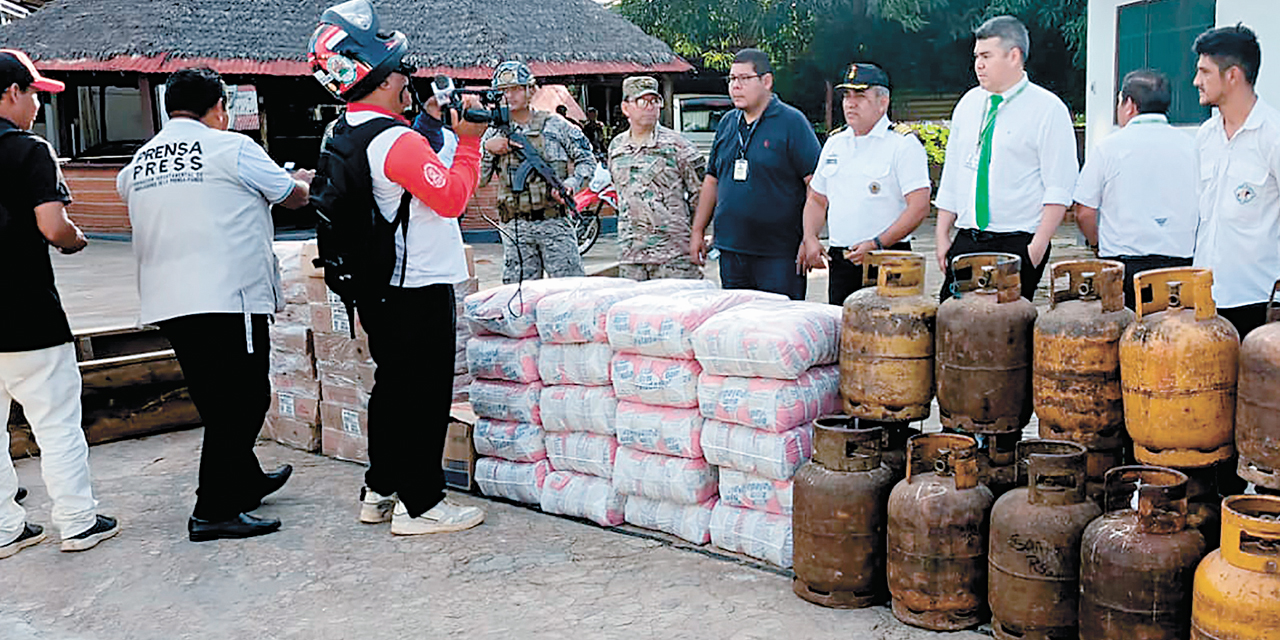 Presentación de los productos de contrabando secuestrados.