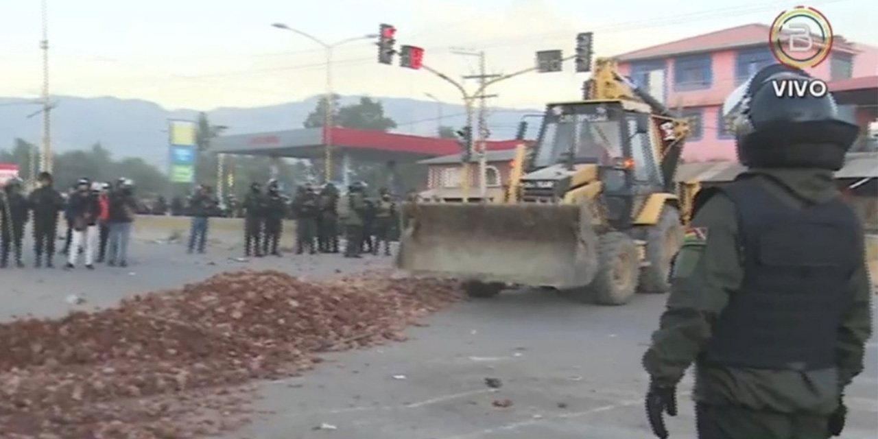 Policía despeja punto de bloqueo “evista” en carretera a Sipe Sipe