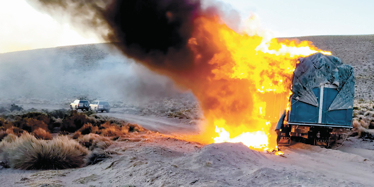 Un camión es incinerado junto a la mercadería de contrabando.