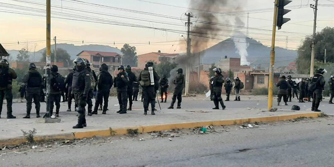  Policía continúa avanzando hacia el occidente del país para desbloquear puntos estratégicos.