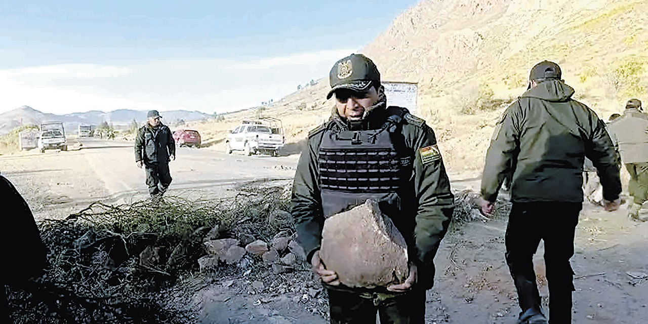Efectivos policiales desbloquean las carreteras de Bolivia. 