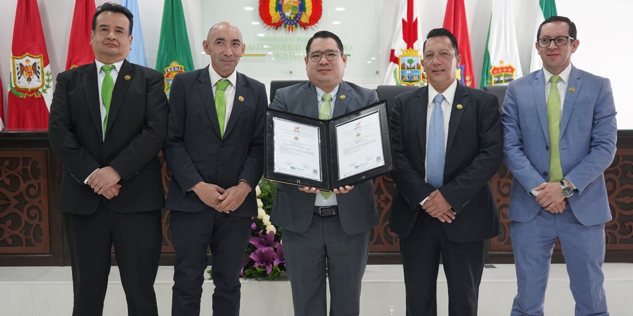 El fiscal general del Estado, Roger Mariaca, sostiene las certificaciones. 