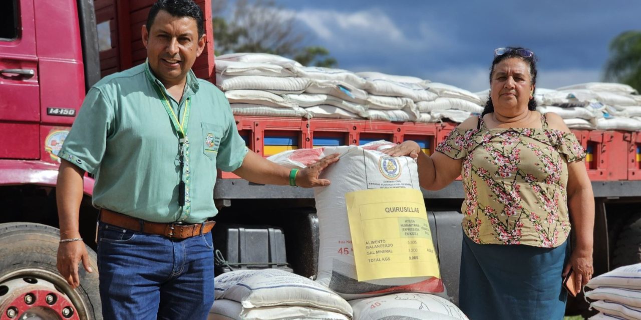Representantes ediles con parte de la ayuda humanitaria entregada ayer.