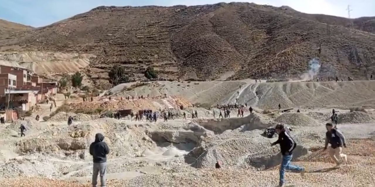 La  población de Llallagua salió a defenderse de los ayllus.