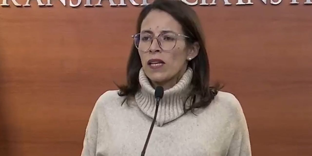 La ministra de Justicia, Jessica Saravia, en conferencia de prensa.