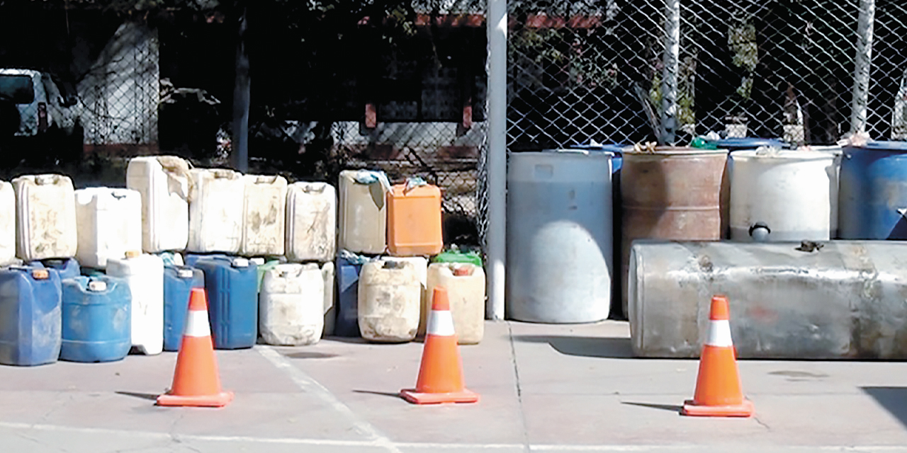 Galoneras y turriles secuestrados durante los operativos.