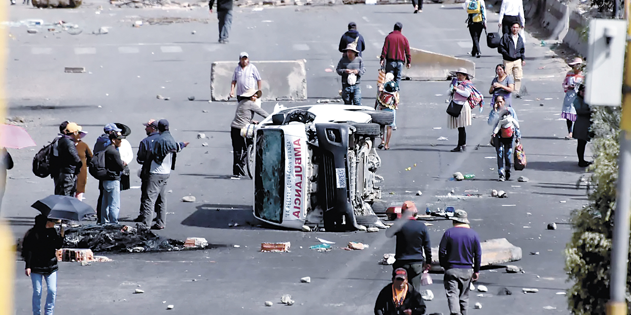 Una ambulancia fue destruida por los bloqueadores ligados a Evo Morales. 