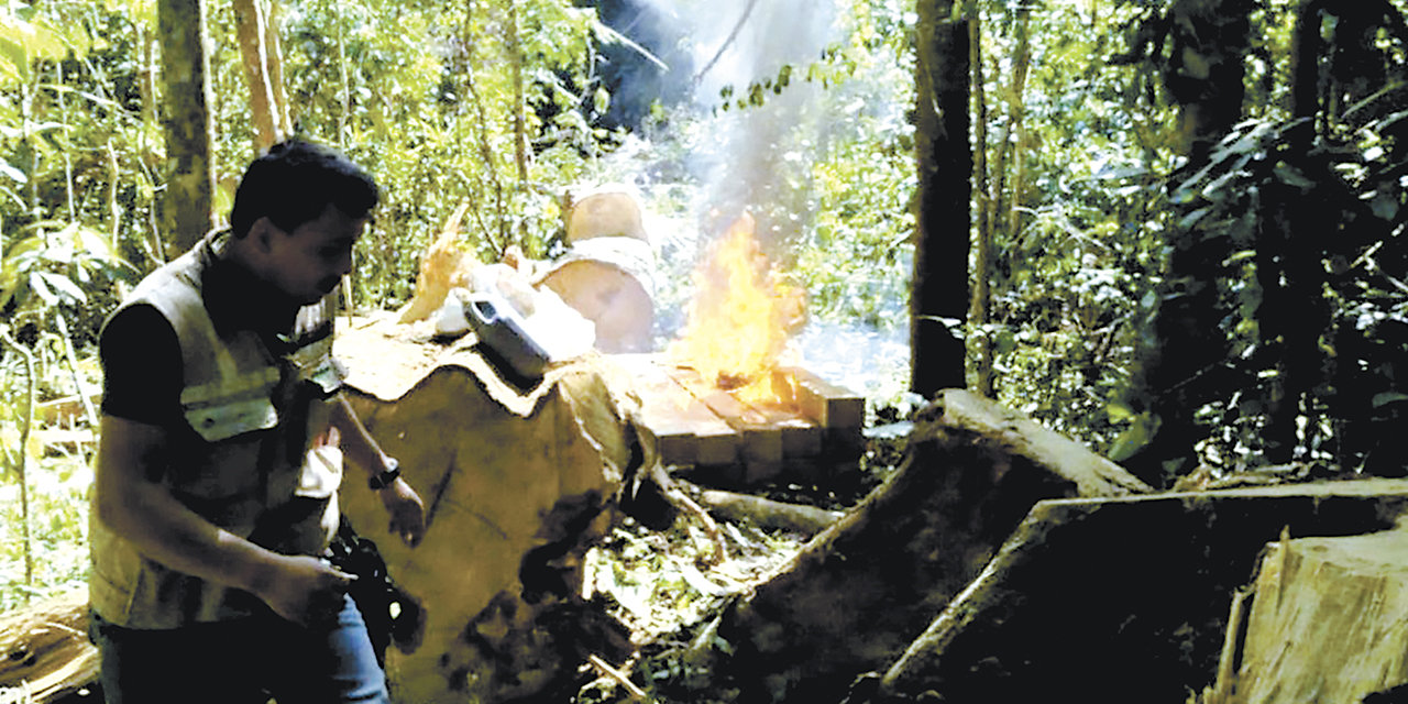 Queman una escopeta que se encontraba en el campamento.