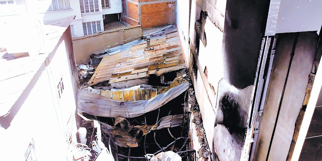 El inmueble que se quemó quedó en chatarra.