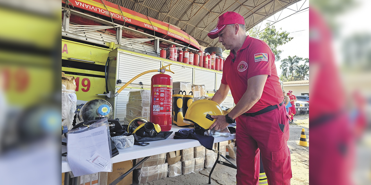Parte del equipamiento que fue entregado a los Bomberos de Santa Cruz.