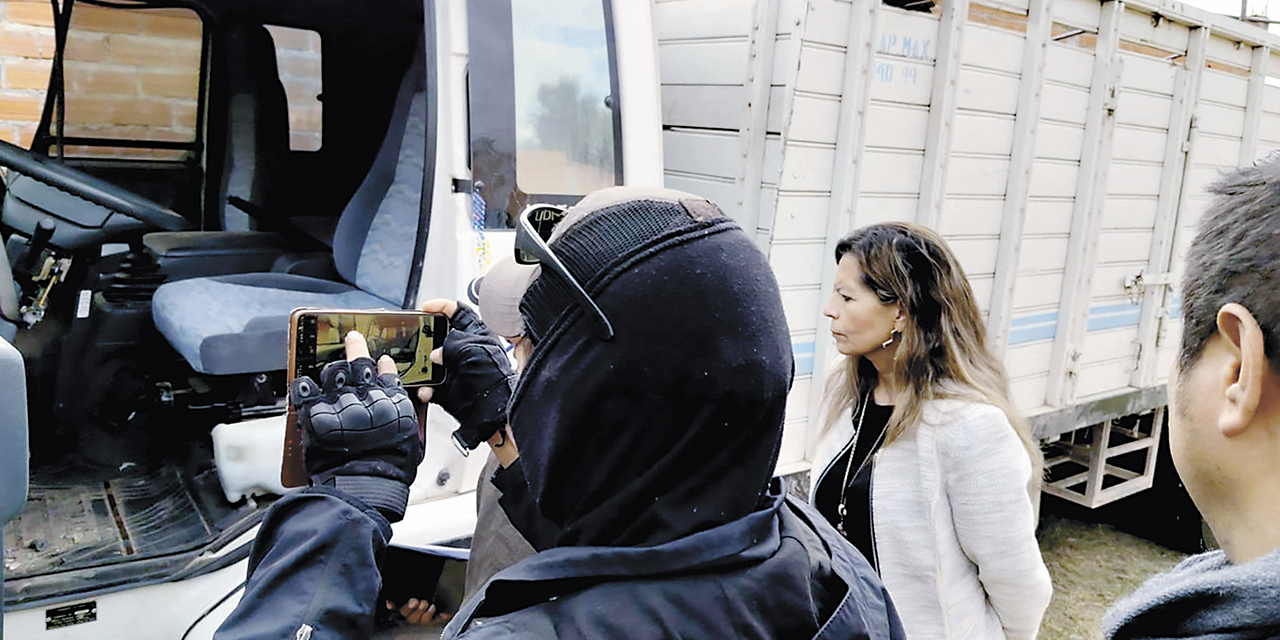 Un efectivo policial en el momento del hallazgo del camión.
