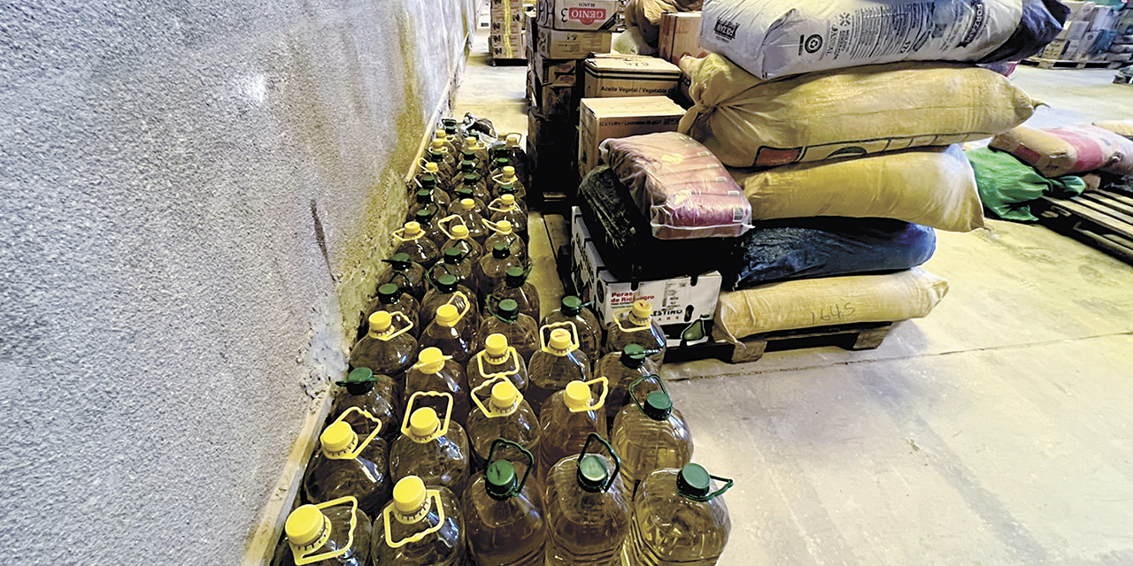 Aceite, harina y galletas fueron entregados a la Aduana de Villazón.