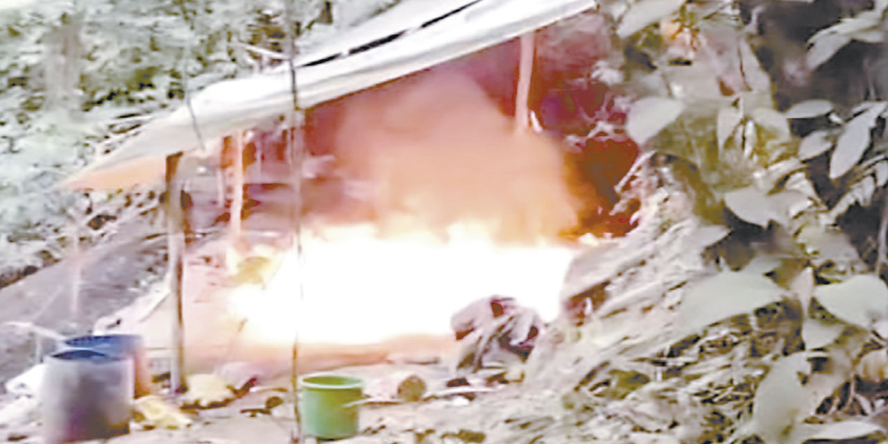 Incineración de fábricas móviles de droga en Villa Tunari.