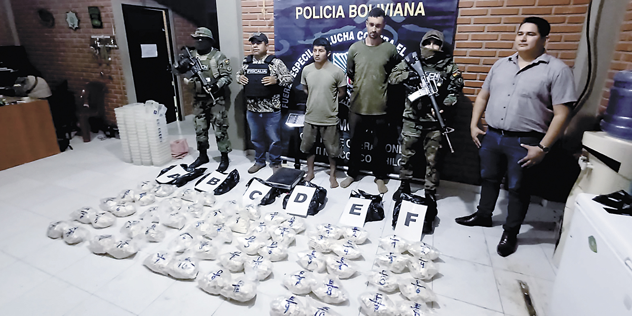 Los dos aprehendidos fueron presentados por la FELCN en Cochabamba.