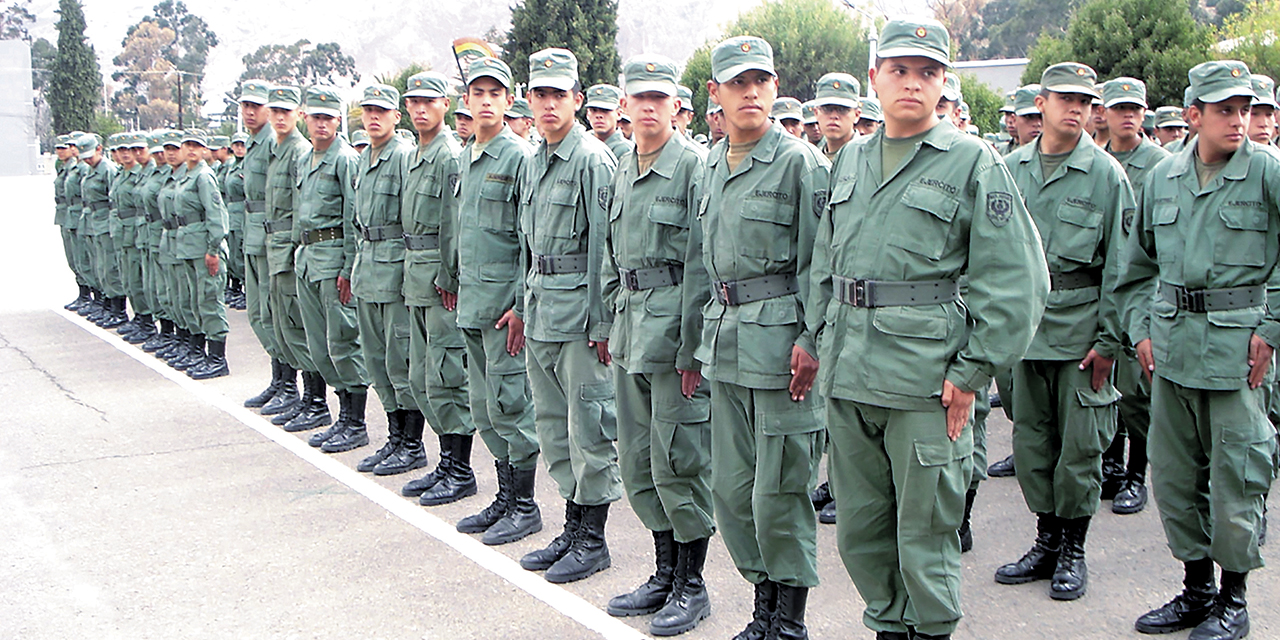 Estudiantes de quinto de secundaria cumplen su servicio premilitar.