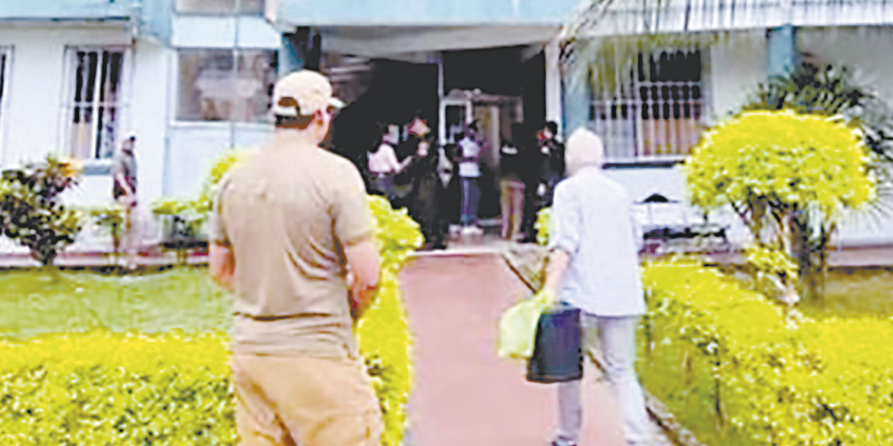 Ingreso a las oficinas de la Policía en el Chapare. 