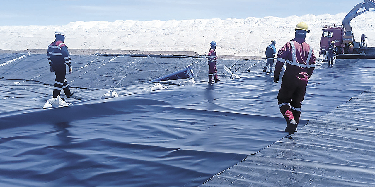Preparación de las piscinas industriales en el salar de Uyuni.