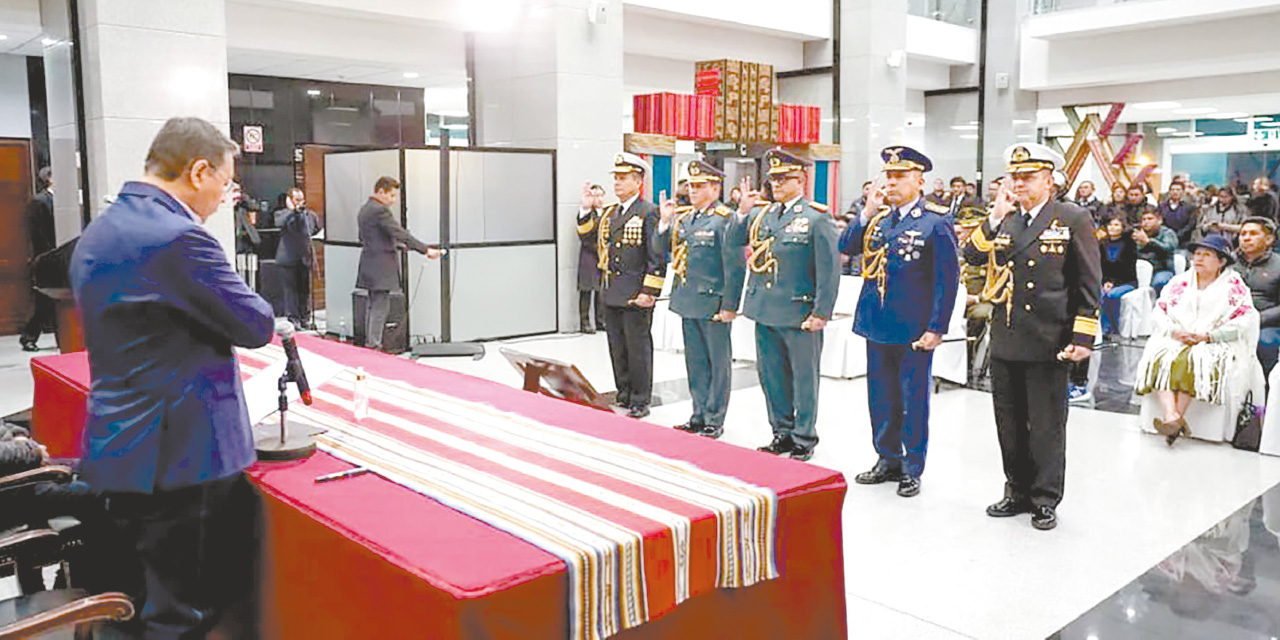 Arce posesiona al nuevo Alto Mando Militar y llama a preservar la CPE y la democracia