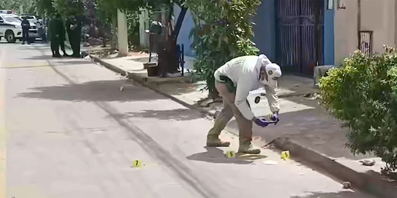 Un investigador recolecta las evidencias de la balacera del pasado martes.