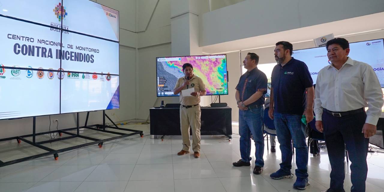El presidente Luis Arce en el Centro Nacional de Monitoreo de Incendios Forestales, en Santa Cruz.