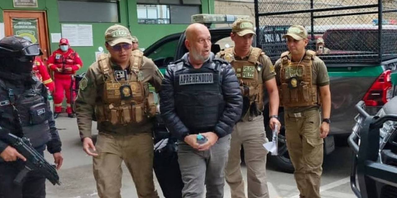  Arturo Murillo es custodiado hacia su audiencia