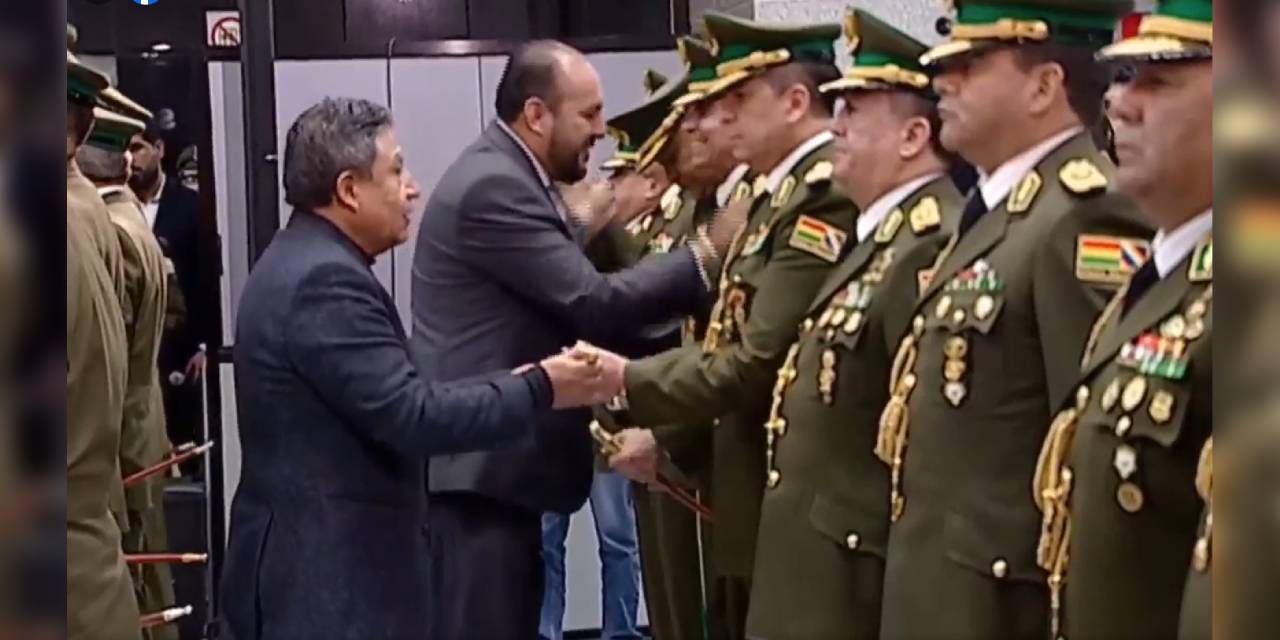 David Choquehuanca posesiona a tres nuevos generales de la Policía Boliviana.