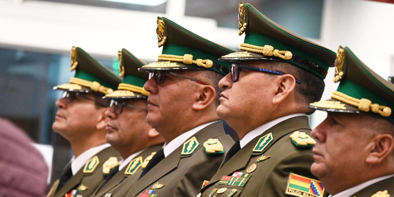 Posesión de nuevos generales anoche, en la Casa Grande del Pueblo.
